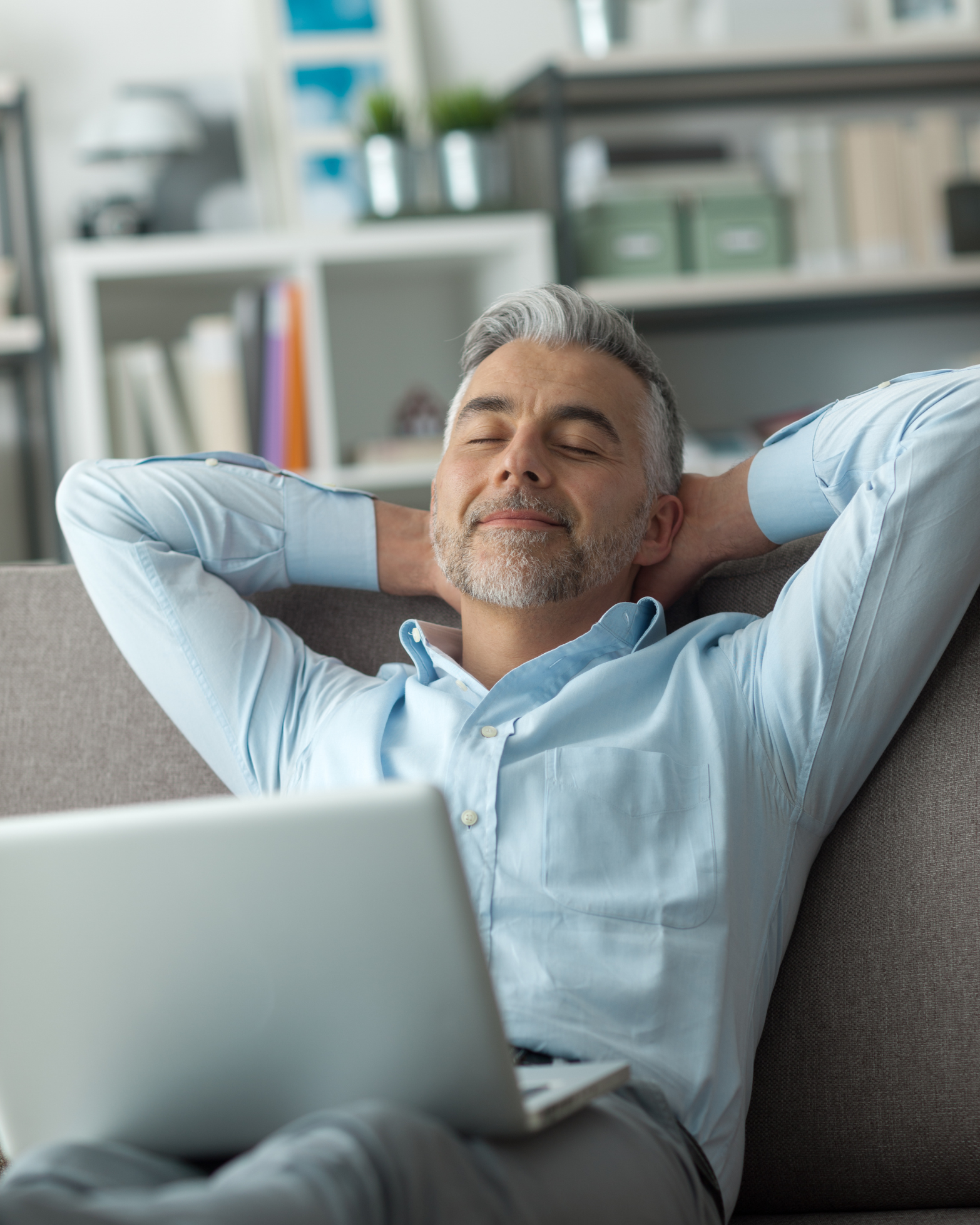 Cliente de Legal Reset descansando tranquilo en casa tras cancelar sus deudas